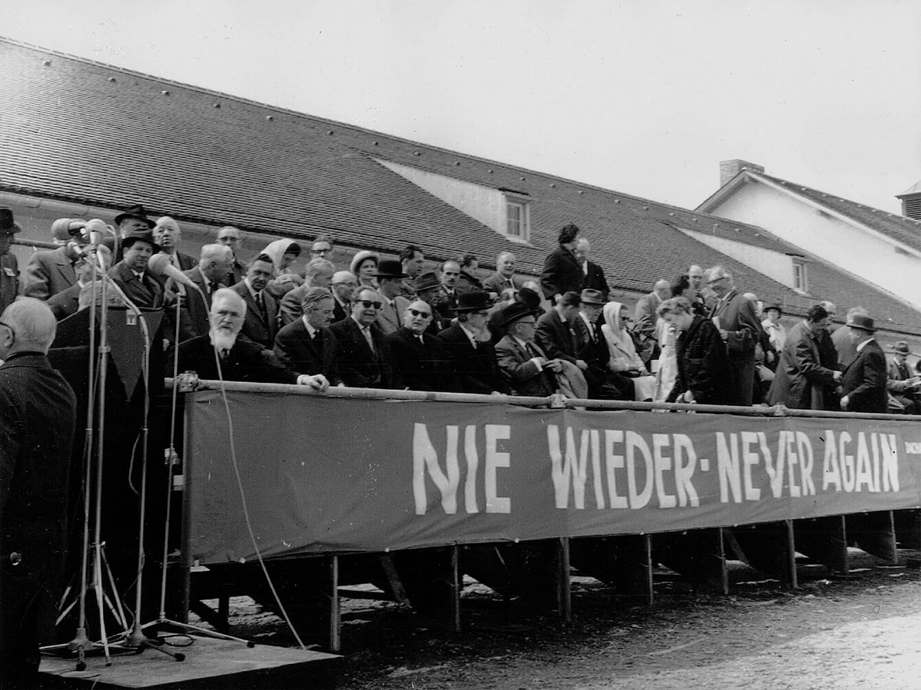 Ehrengäste bei der Eröffnung der KZ-Gedenkstätte Dachau (1965)